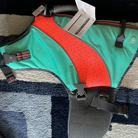 Medium floatation vest for dogs. New with tags. - Picture 3 of 4